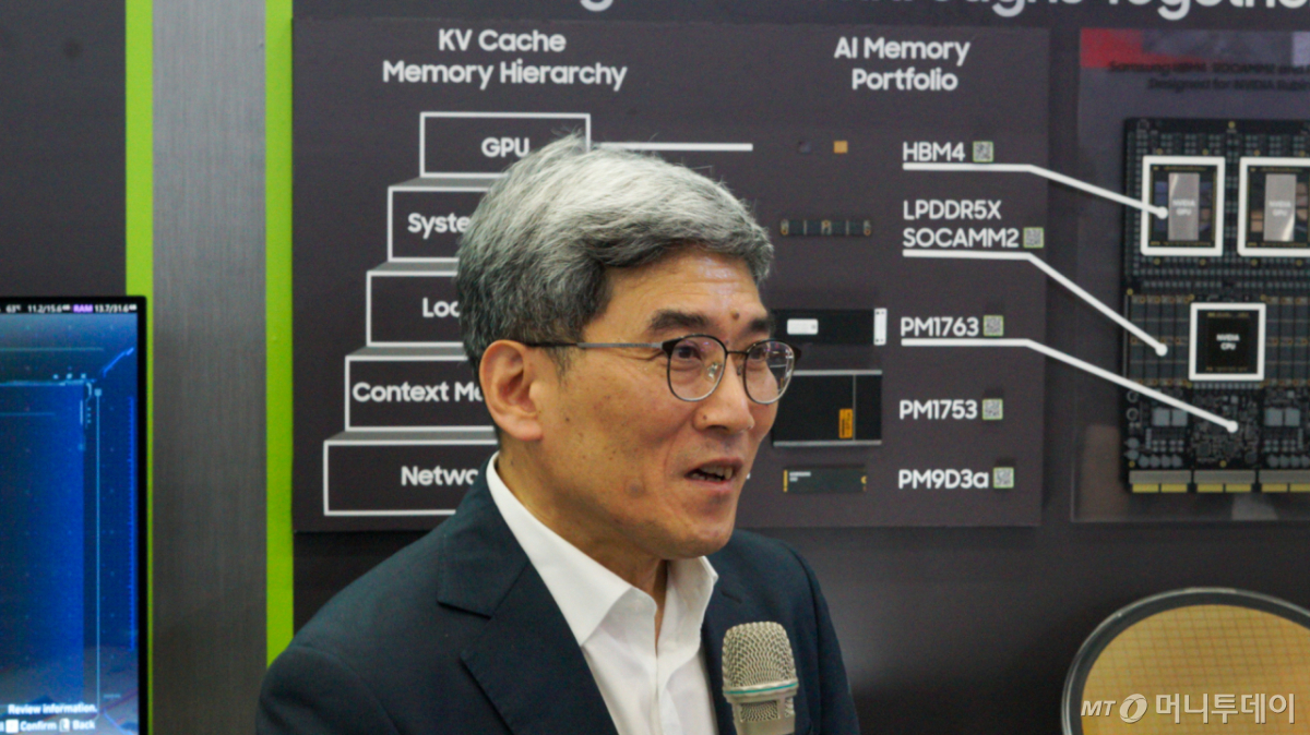 송재혁 삼성전자 DS(디바이스솔루션)부문 CTO(최고기술책임자)가 2일(현지시간) 대만 타이베이 난강전시센터 일대에서 개막한 아시아 최대 IT(정보기술) 전시회 '컴퓨텍스 2026' 삼성전자 부스에서 기술설명회를 진행하고 있다./사진=최지은 기자