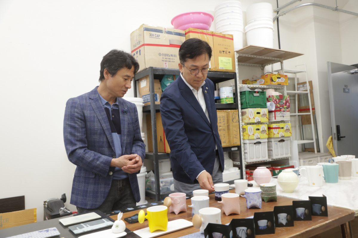 이병권 중소벤처기업부 제2차관이 2일 경기도 고양시 도디(DODI) 한국도자디자인협동조합을 방문하여 도자기 제작 단계별 시연 및 설명을 듣고 있다./사진=중기부 제공.