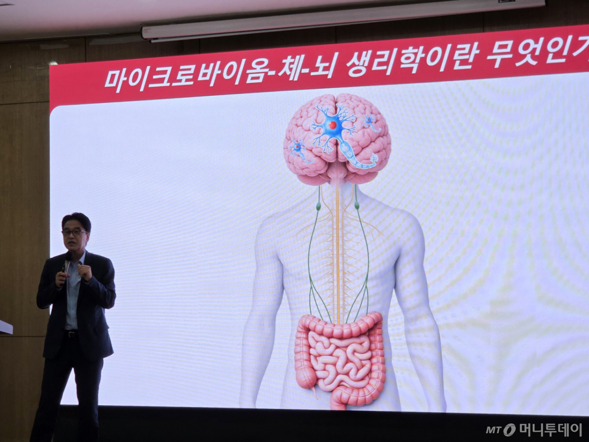 5월 21일 서울 종로구에서 열린 과기정통부-IBS 연구 성과 브리핑에서 서성배 IBS 마이크로바이옴-체-뇌 생리학 연구단 단장이 연구 성과를 설명하고 있다. 연구팀은  '장-뇌 축'(gut-brain axis) 작동 원리를 규명해 국제 학술지 '사이언스'에 논문을 게재했다. /사진=IBS