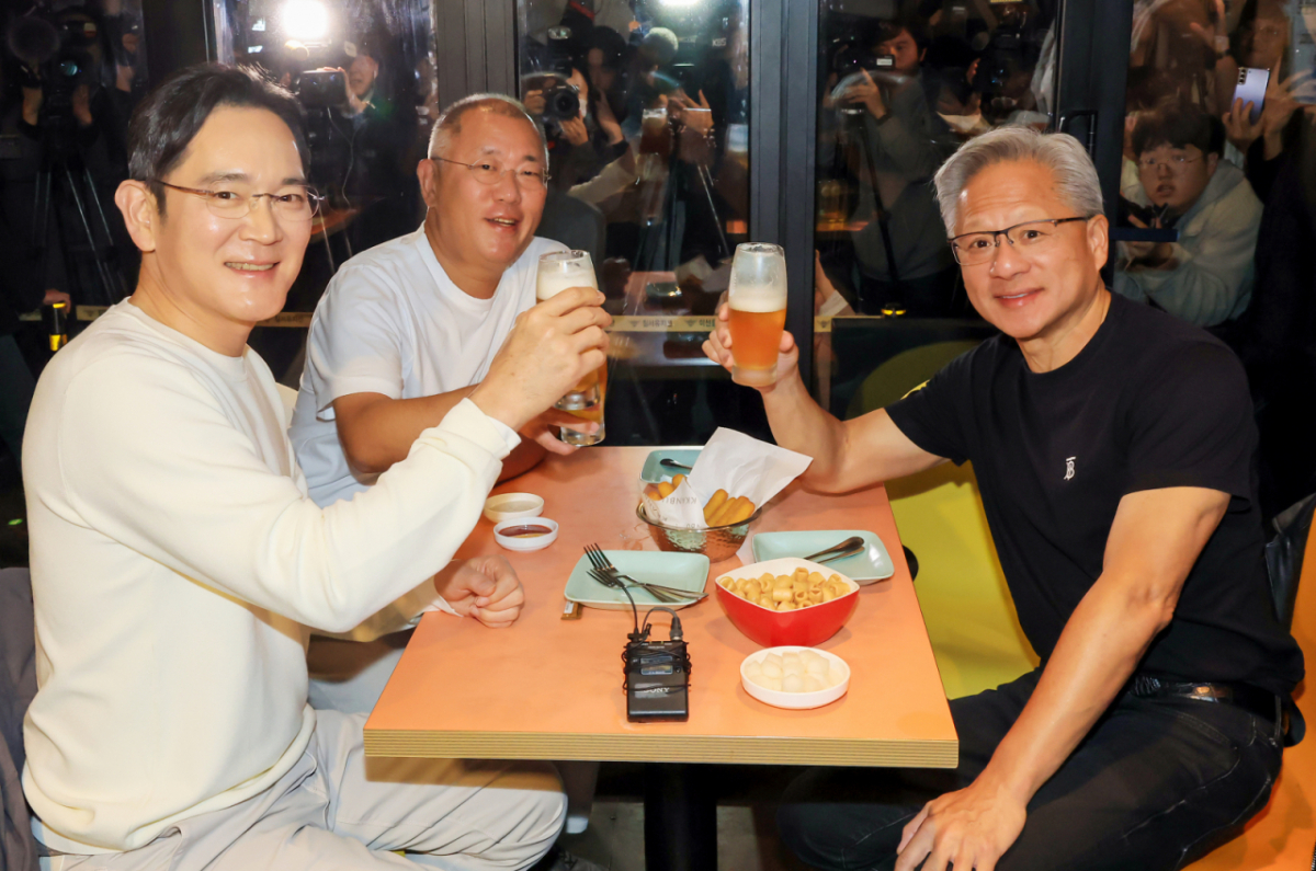 젠슨 황 엔비디아 최고경영자(CEO)가 지난해 10월30일 오후 서울 강남구 삼성역 인근 깐부치킨 매장에서 이재용 삼성그룹 회장, 정의선 현대차그룹 회장과 치킨 회동을 하고 있다/사진=뉴스1