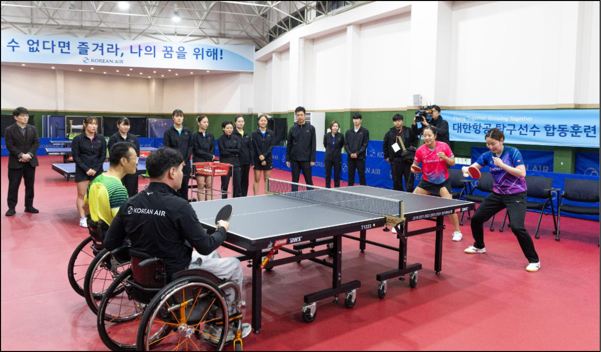 대한항공 여자탁구단과 장애인 탁구선수들이 함께 랠리 훈련을 하는 모습./사진=대한항공