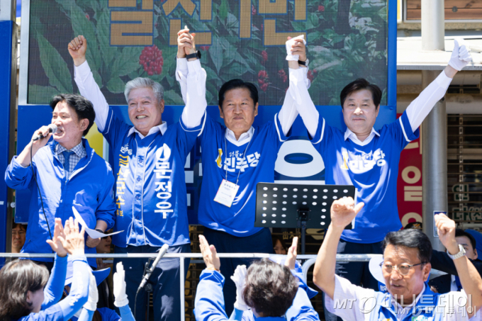  정청래 더불어민주당 대표와 문정우 금산군수 후보, 황명선 최고위원이 31일 충남 금산군 금산약초시장 앞에서 손을 맞잡고 지지를 호소하고 있다. /사진=뉴스1