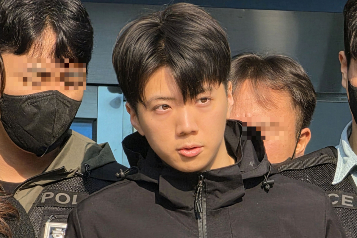 지난달 광주 도심에서 일면식 없는 여고생을 살해한 혐의를 받는 장윤기(23)가 광주서부경찰서에서 검찰로 송치되는 모습. /사진=뉴스1