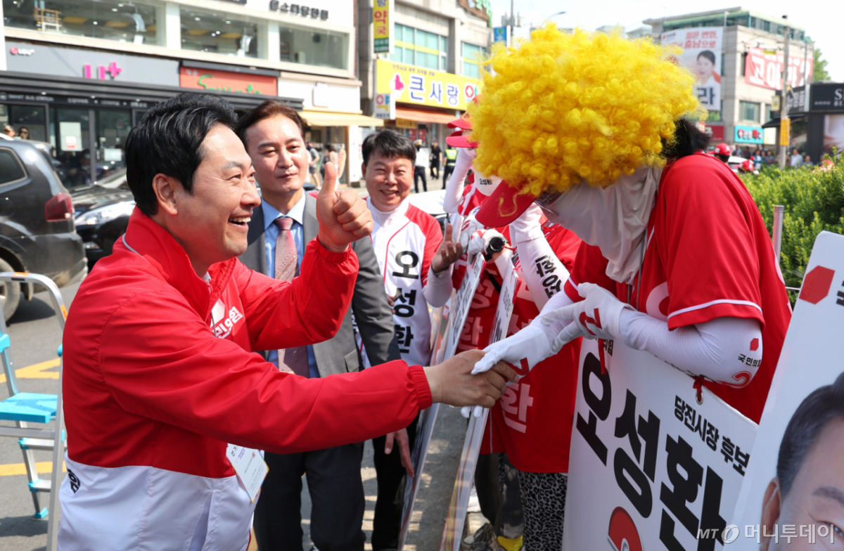 (당진=뉴스1) 신웅수 기자 = 장동혁 국민의힘 대표가 2일 충남 당진시 당진구터미널로터리에서 가발을 쓴 선거운동원들을 향해 엄지를 치켜세우고 있다. 2026.6.2/뉴스1  Copyright © 뉴스1. All rights reserved. 무단 전재 및 재배포,  AI학습 이용 금지. /사진=(당진=뉴스1) 신웅수 기자