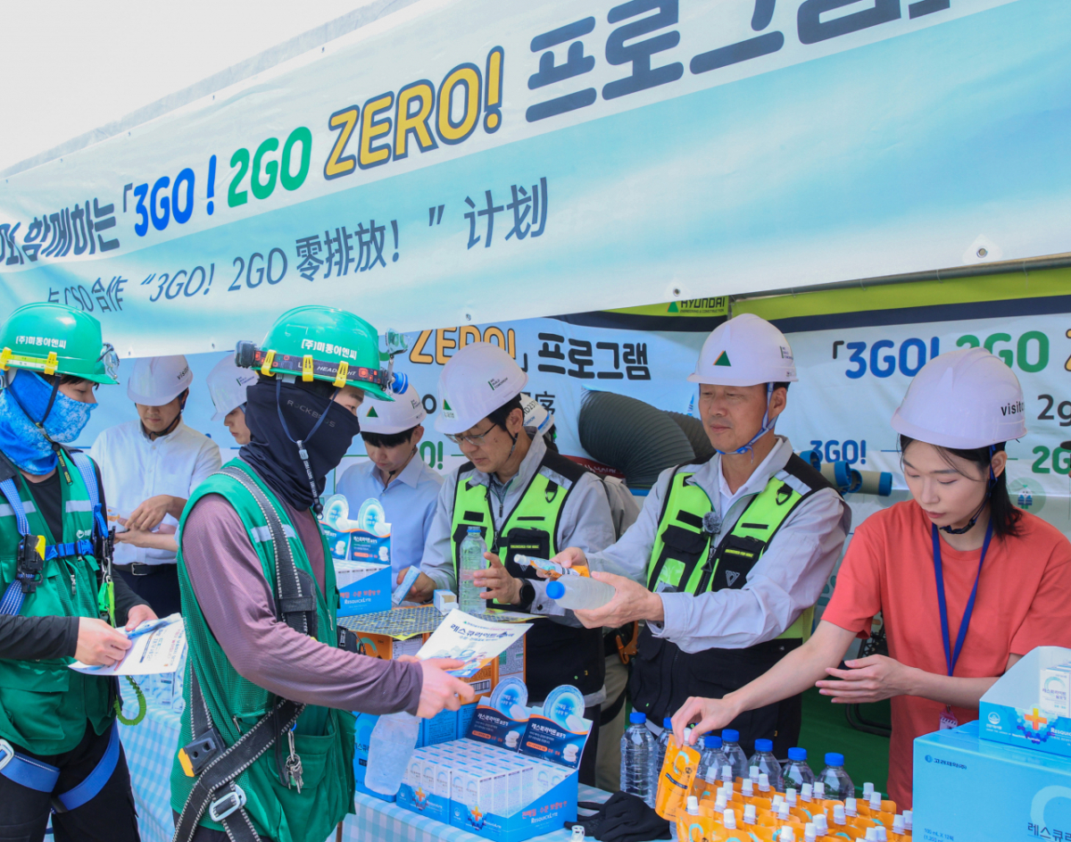 1일(월) 인천 서구에 위치한 가좌 테크센터 현장에서 현대건설 신재점 CSO가 온열질환 예방 프로그램의 일환으로 근로자들에게 시원한 음료와 전해질 보충제를 전달하고 있다. /사진제공=현대건설