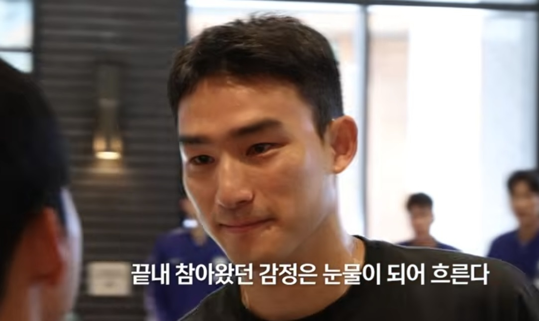 동료들과 작별 인사하는 조유민의 모습. /사진=인사이드캠 영상 갈무리