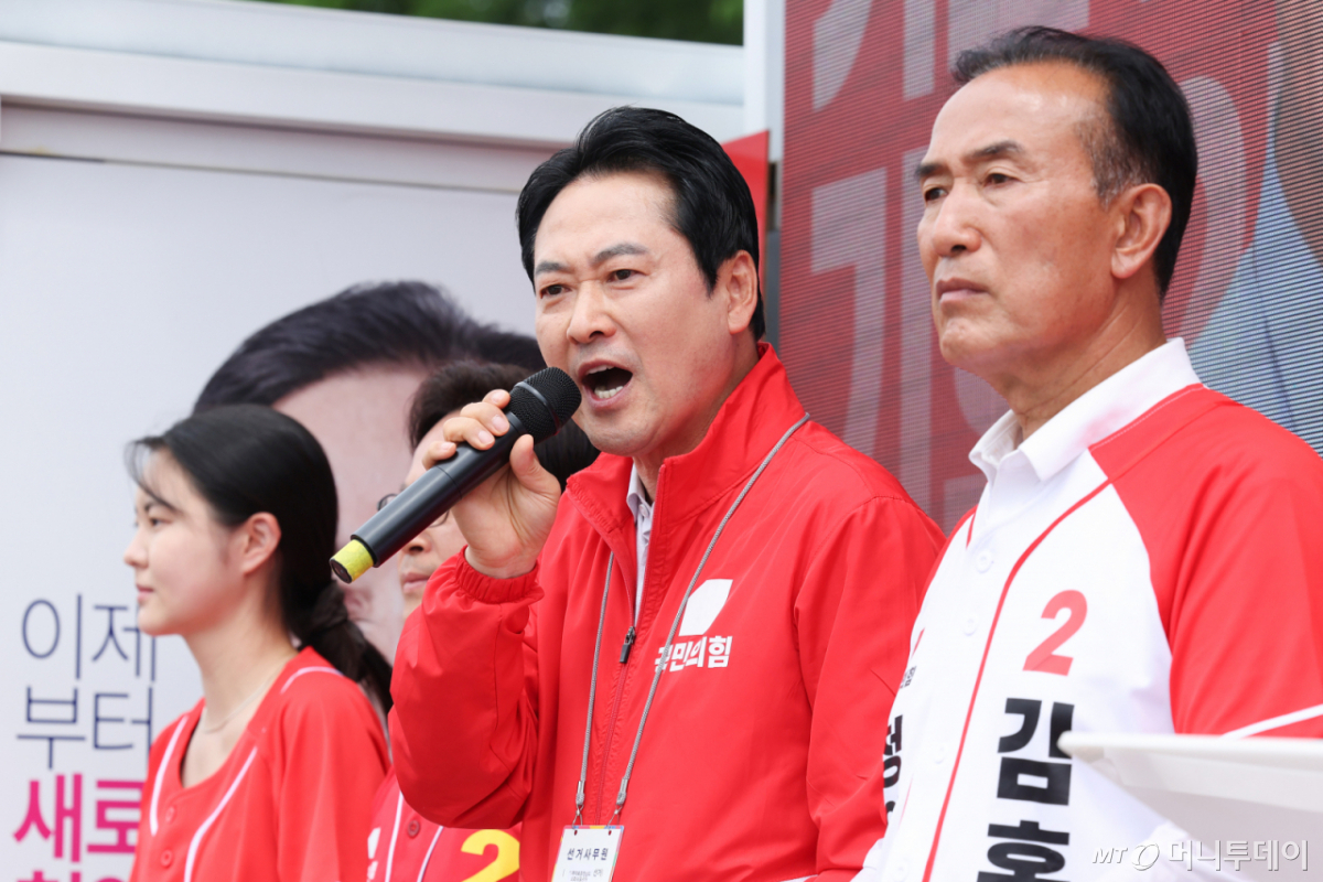 (청양=뉴스1) 신웅수 기자 = 장동혁 국민의힘 대표가 2일 충남 청양군 청양재래시장을 찾아 윤용근 충남 공주시부여군청양군 국회의원 후보, 김홍열 청양군수 후보 지지를 호소하고 있다. 2026.6.2/뉴스1 Copyright © 뉴스1. All rights reserved. 무단 전재 및 재배포, AI학습 이용 금지. /사진=(청양=뉴스1) 신웅수 기자