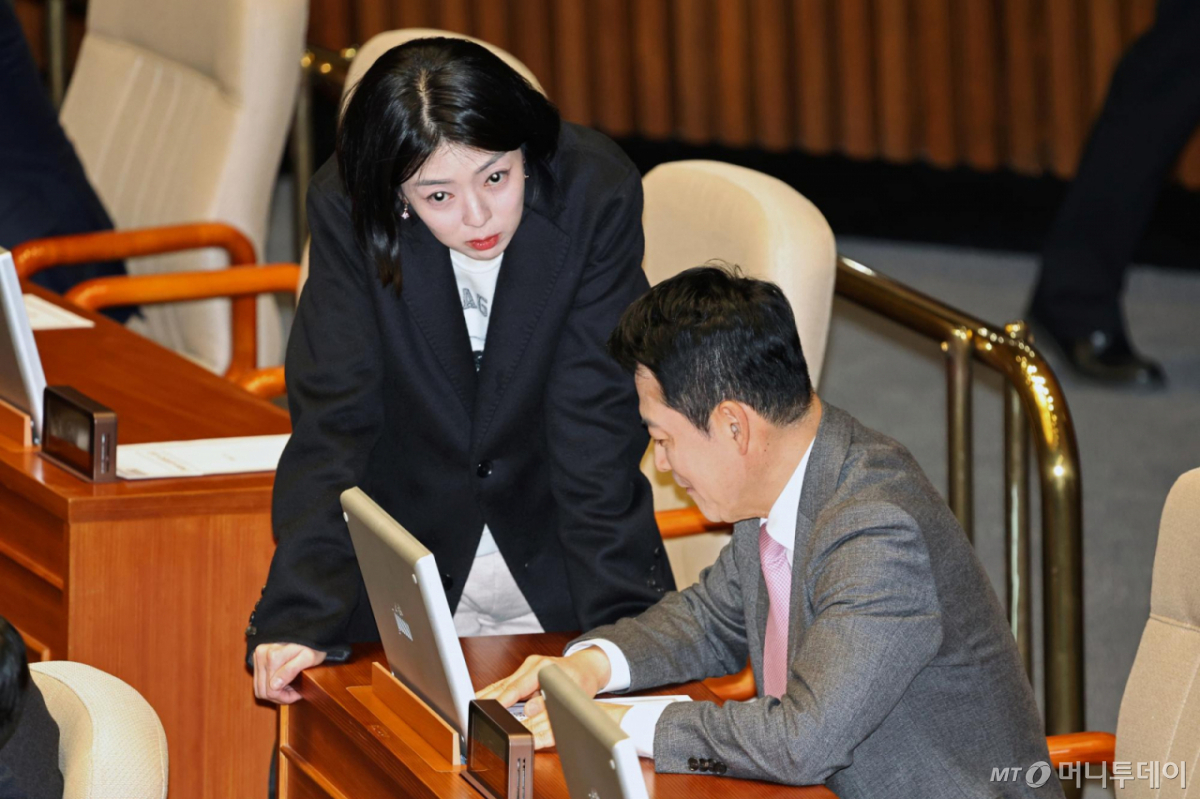 [서울=뉴시스] 김금보 기자 = 배현진 국민의힘 의원이 9일 오후 서울 여의도 국회에서 열린 제432회국회(임시회) 제4차 본회의에서 장동혁 국민의힘 대표에게 발언을 하고 있다. 2026.02.09. kgb@newsis.com /사진=김금보