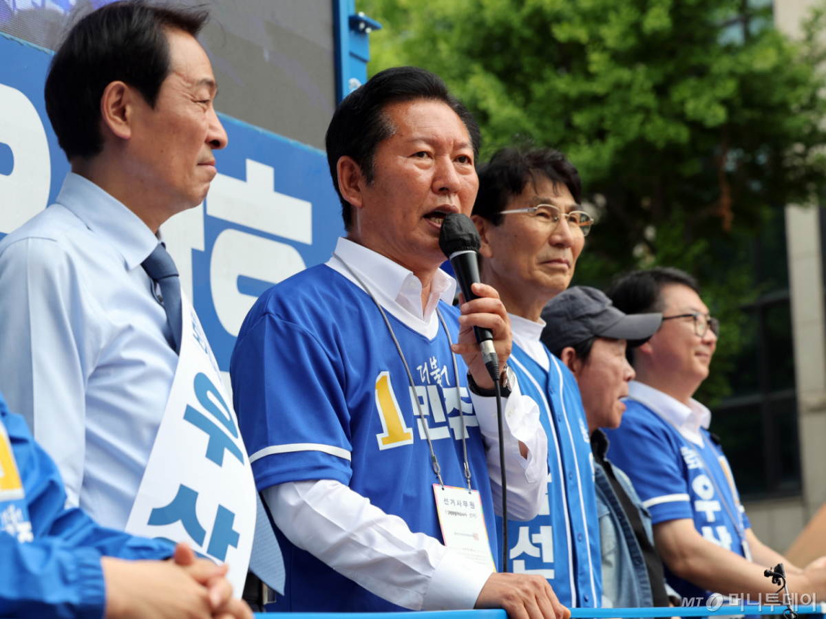 정청래 더불어민주당 대표가 2일 오후 강원 영월군 단종로에서 유권자들에게 지지를 호소하고 있다. /사진=뉴스1