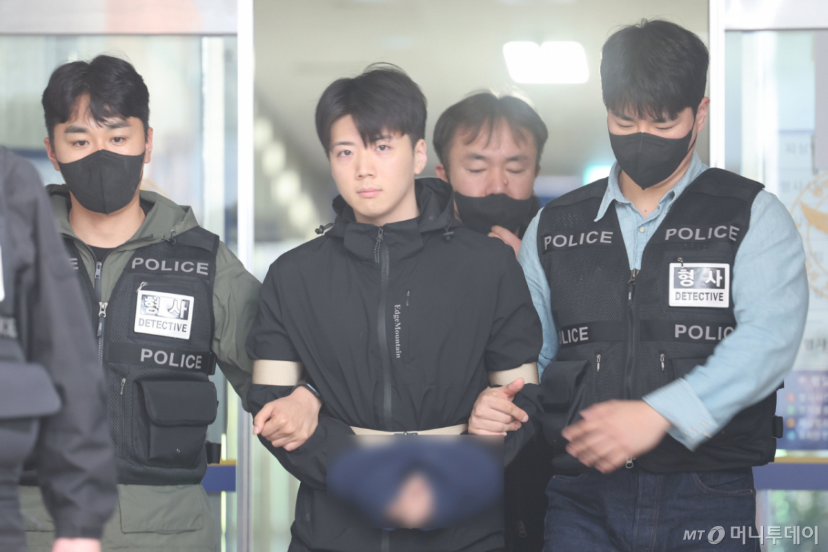 (광주=뉴스1) 조수민 수습기자 = 어린이날 광주 도심에서 일면식 없는 여고생을 살해해 살인·살인미수 등의 혐의를 받는 장윤기(23)가 14일 오전 광주 서부경찰서에서 검찰에 송치되고 있다. 장윤기는 이날 광주에선 처음으로 신상이 공개됐다. 2026.5.14/뉴스1 Copyright © 뉴스1. All rights reserved. 무단 전재 및 재배포, AI학습 이용 금지. /사진=(광주=뉴스1) 조수민 수습기자