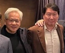 (서울=뉴스1) = 최태원 SK하이닉스 회장과 젠슨 황 엔비디아 최고경영자(CEO)가 1일(현지시간) 대만 타이베이 모처에서 열린 회동 후 어깨동무를 하며 기념 촬영을 하고 있다. (SK하이닉스 페이스북 캡처. 재판매 및 DB금지) 2026.6.2/뉴스1  Copyright © 뉴스1. All rights reserved. 무단 전재 및 재배포,  AI학습 이용 금지. /사진=(서울=뉴스1)