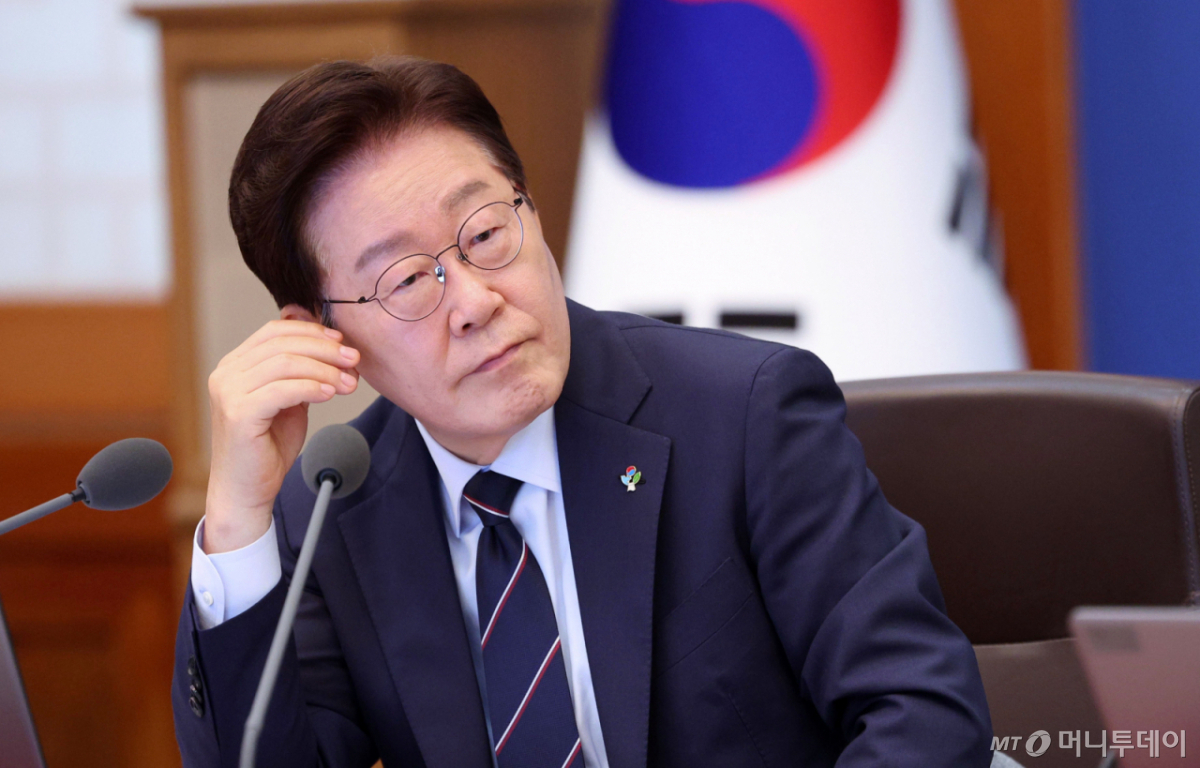 [서울=뉴시스] 고범준 기자 = 이재명 대통령이 2일 청와대에서 열린 제24회 국무회의 겸 제11차 비상경제점검회의에서 참석자 발언을 듣고 있다. 2026.06.02. bjko@newsis.com /사진=고범준