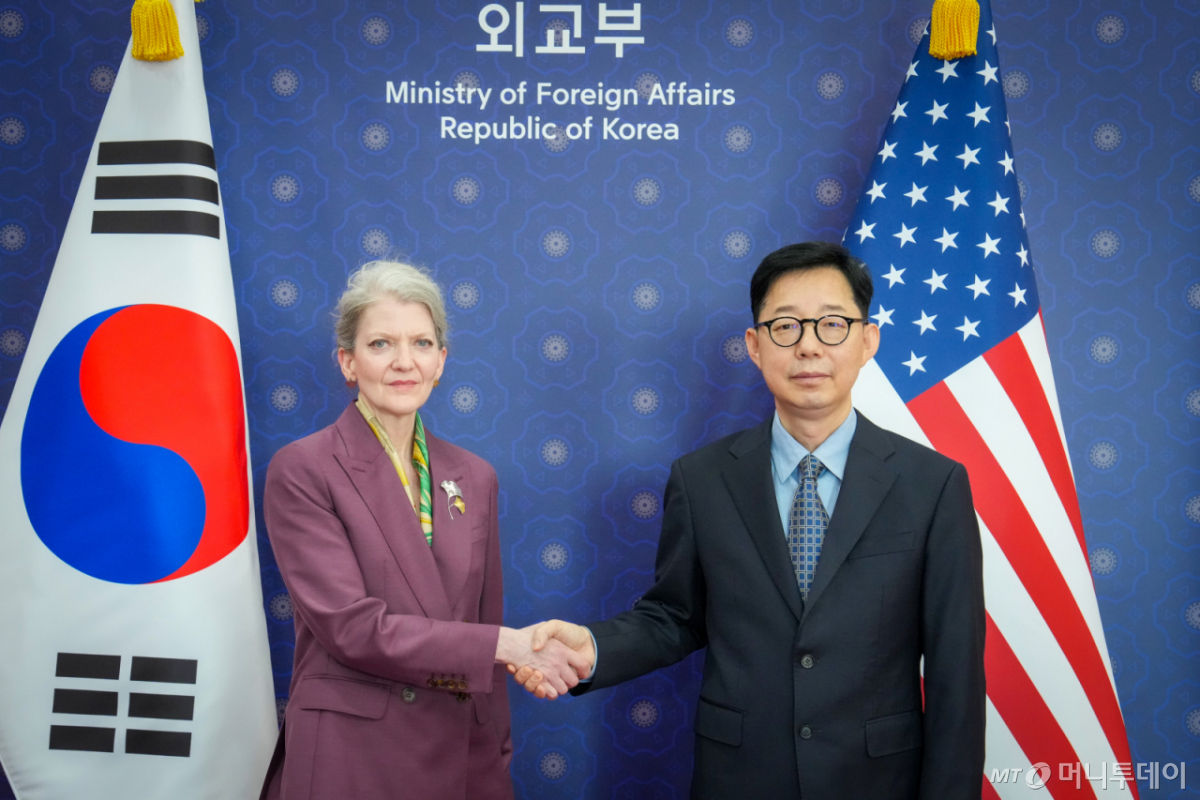 (서울=뉴스1) = 박윤주 외교부 1차관과 앨리슨 후커 미국 국무부 정무차관이 2일 서울 종로구 외교부 청사에서 열린 한미정상회담 공동설명자료(조인트 팩트시트) 안보 분야 후속조치 협의를 위한 발족 회의에서 악수하고 있다. 이번 회의에선 한국의 핵추진잠수함 건조를 비롯해 우라늄 농축 및 사용 후 핵연료 재처리 권한 확보 등이 두루 논의될 계획이다. (외교부 제공. 재판매 및 DB금지) 2026.6.2/뉴스1 Copyright © 뉴스1. All rights reserved. 무단 전재 및 재배포, AI학습 이용 금지.
