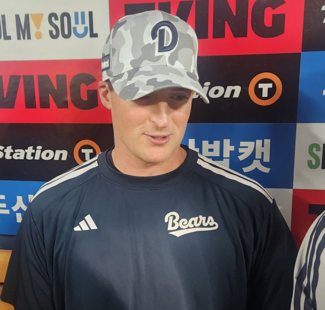 두산 베어스 웨스 벤자민이 2일 서울 잠실야구장에서 열린 한화 이글스와 2026 신한 SOL KBO리그 홈경기에 선발 등판해 승리를 챙긴 뒤 취재진과 인터뷰를 하고 있다. /사진=안호근 기자