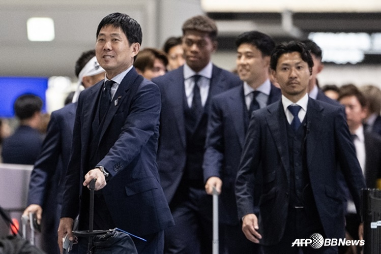 모리야스 하지메(왼쪽) 감독과 일본 축구대표팀 선수들. /AFPBBNews=뉴스1