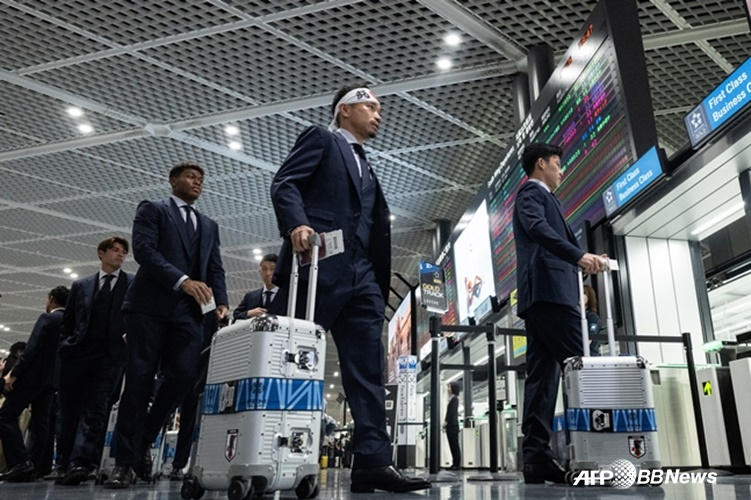 출국하는 일본 축구대표팀 선수들의 모습. /AFPBBNews=뉴스1
