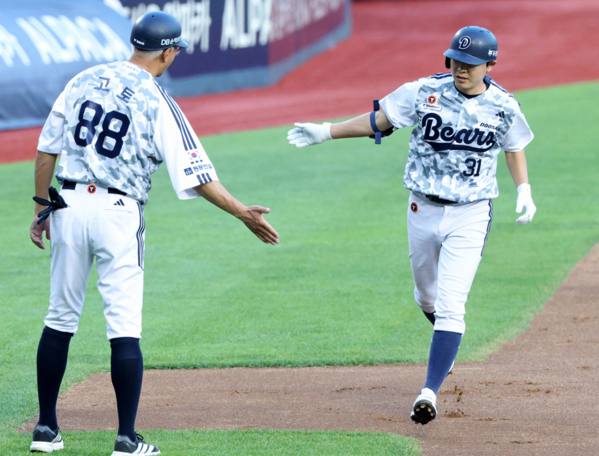 두산 베어스 정수빈(오른쪽)이 2일 한화 이글스와 2026 신한 SOL KBO리그 홈경기에서 3회말 솔로 홈런을 날린 뒤 고토 코치와 하이파이브를 하고 있다. /사진=김진경 대기자