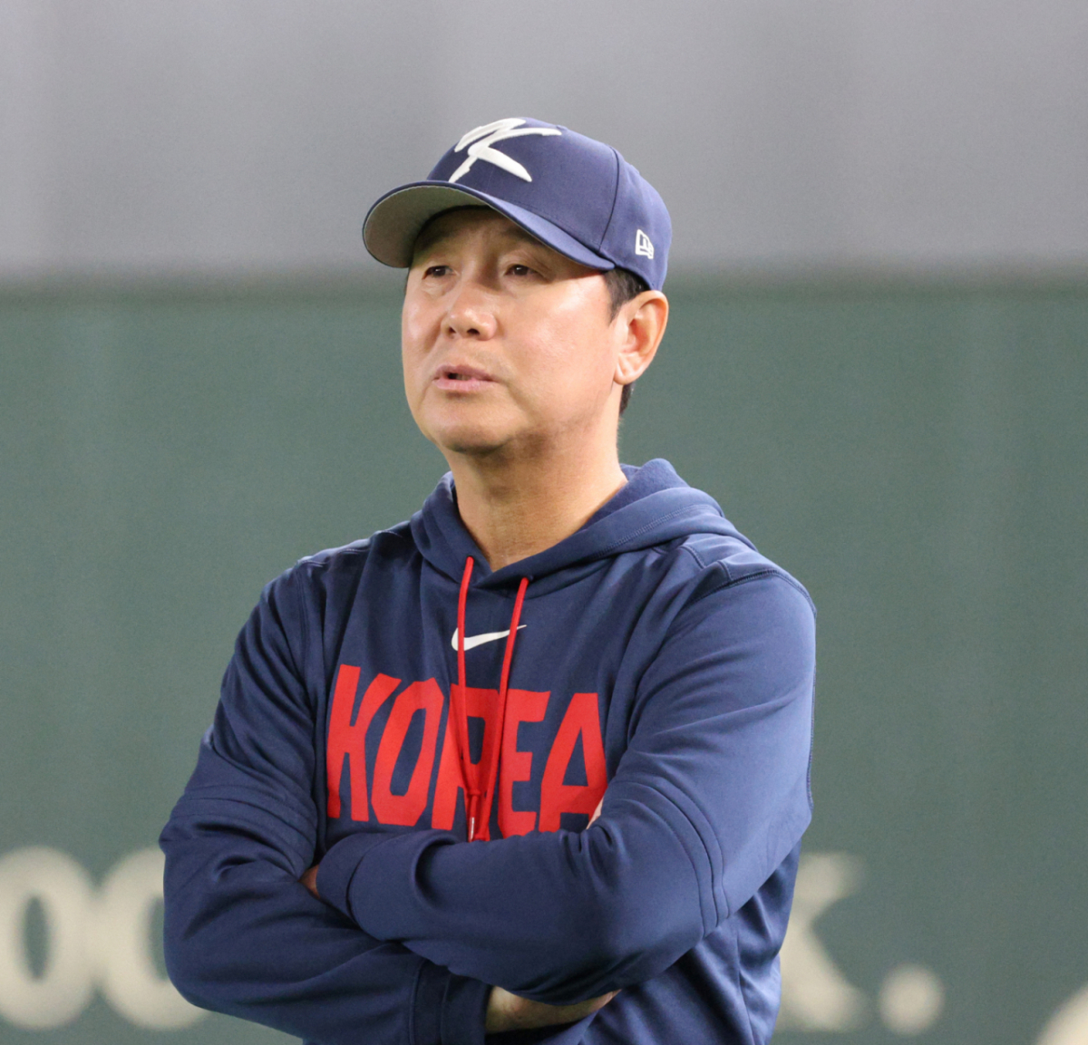 야구대표팀 류지현이 4일 도쿄돔에서 열리는 2026WBC 도쿄라운드 개막을 하루 앞둔 훈련에서 김광삼 투수코치와 이야기를 나누고 있다. 2026.03.04. /사진=강영조 cameratalks@