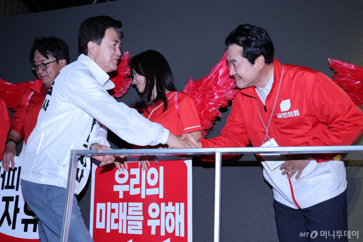 (천안=뉴스1) 신웅수 기자 = 장동혁 국민의힘 대표와 김태흠 충남지사 후보가 2일 충남 천안시 신세계백화점 앞에서 열린 충남 파이널 유세에서 악수하고 있다. 2026.6.2/뉴스1 Copyright © 뉴스1. All rights reserved. 무단 전재 및 재배포, AI학습 이용 금지. /사진=(천안=뉴스1) 신웅수 기자
