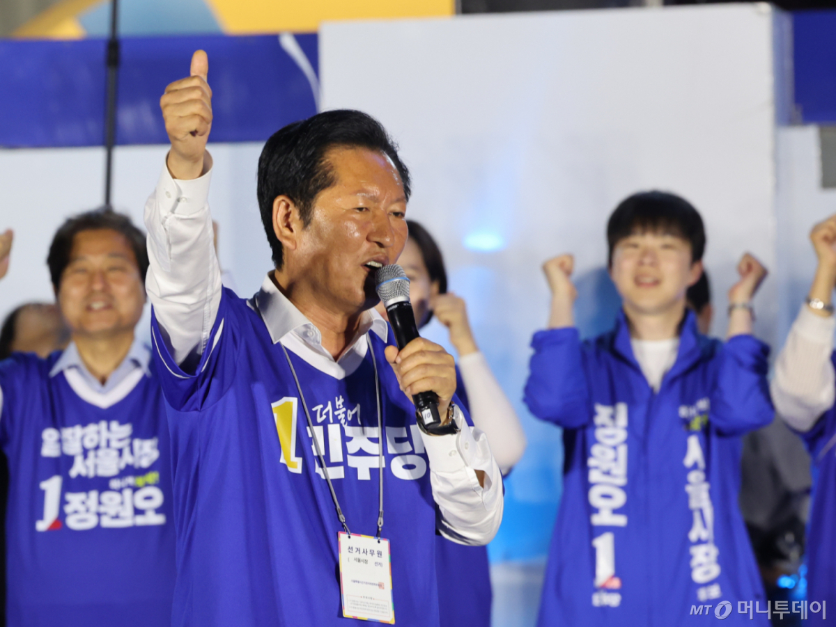정청래 더불어민주당 대표가 2일 오후 서울 청계광장에서 정원오 서울시장 후보에 대한 지지를 호소하고 있다./사진=뉴스1.