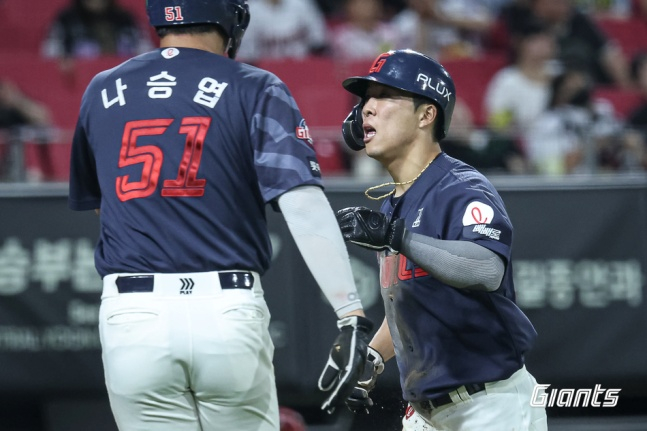 롯데 김동혁이 2일 광주 KIA전 8회초 2사 1, 3루에서 손호영의 2루타 때 홈을 밟았다. /사진=롯데 자이언츠 제공