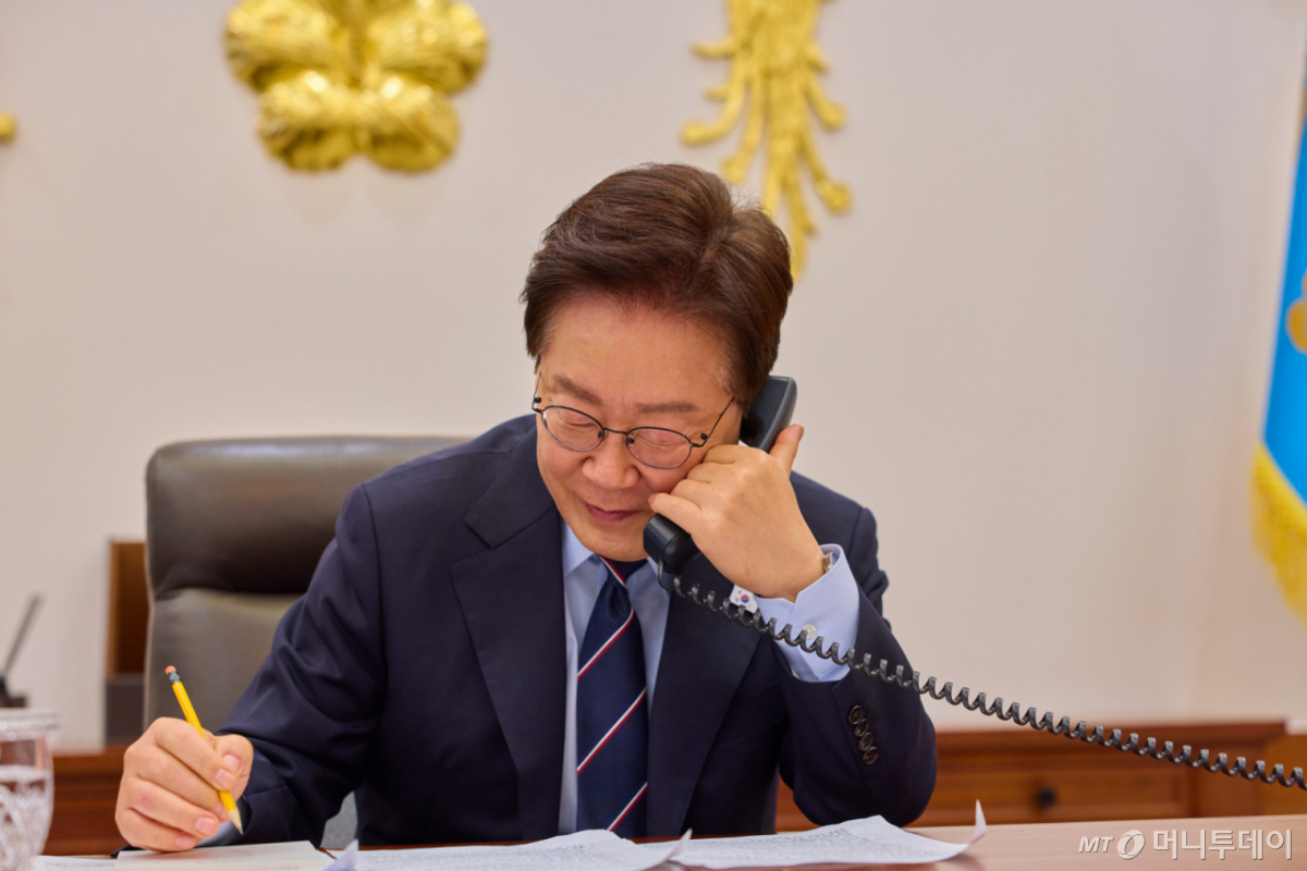 이재명 대통령이 8일 서울 청와대에서 마크 카니 캐나다 총리와 전화 통화를 하고 있다. (청와대 제공. 재판매 및 DB 금지) 2026.5.8/뉴스1 Copyright © 뉴스1. All rights reserved. 무단 전재 및 재배포, AI학습 이용 금지.