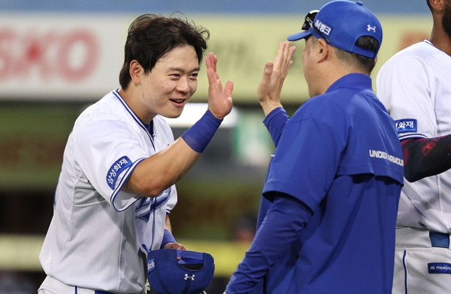 박승규와 하이파이브하는 박진만 감독(오른쪽). /사진=삼성 라이온즈