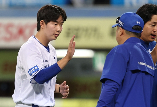 승리 투수가 된 장찬희(왼쪽)와 하이파이브하는 박진만 감독(오른쪽). /사진=삼성 라이온즈