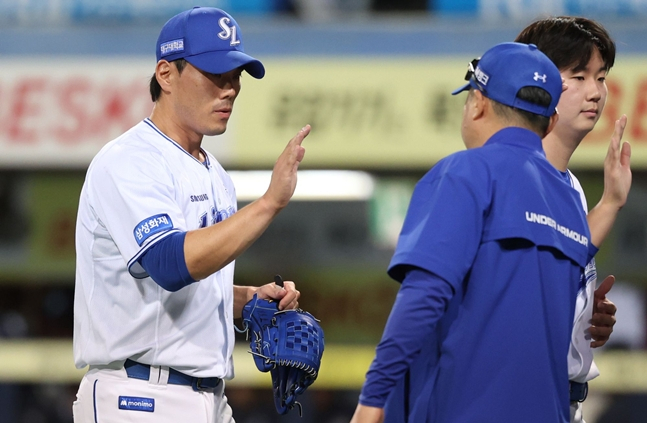 세이브를 올린 김재윤(왼쪽)과 하이파이브하는 박진만 감독(오른쪽). /사진=삼성 라이온즈
