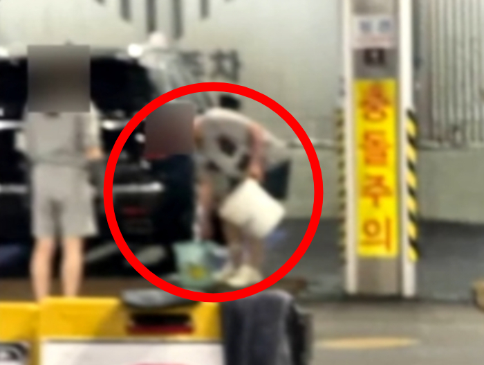 경기 용인시 한 세차장에서 남녀 손님이 고압세척기 대신 양동이를 사용해 '공짜 세차'를 하고 간 일이 뒤늦게 알려졌다. /사진=JTBC '사건반장'