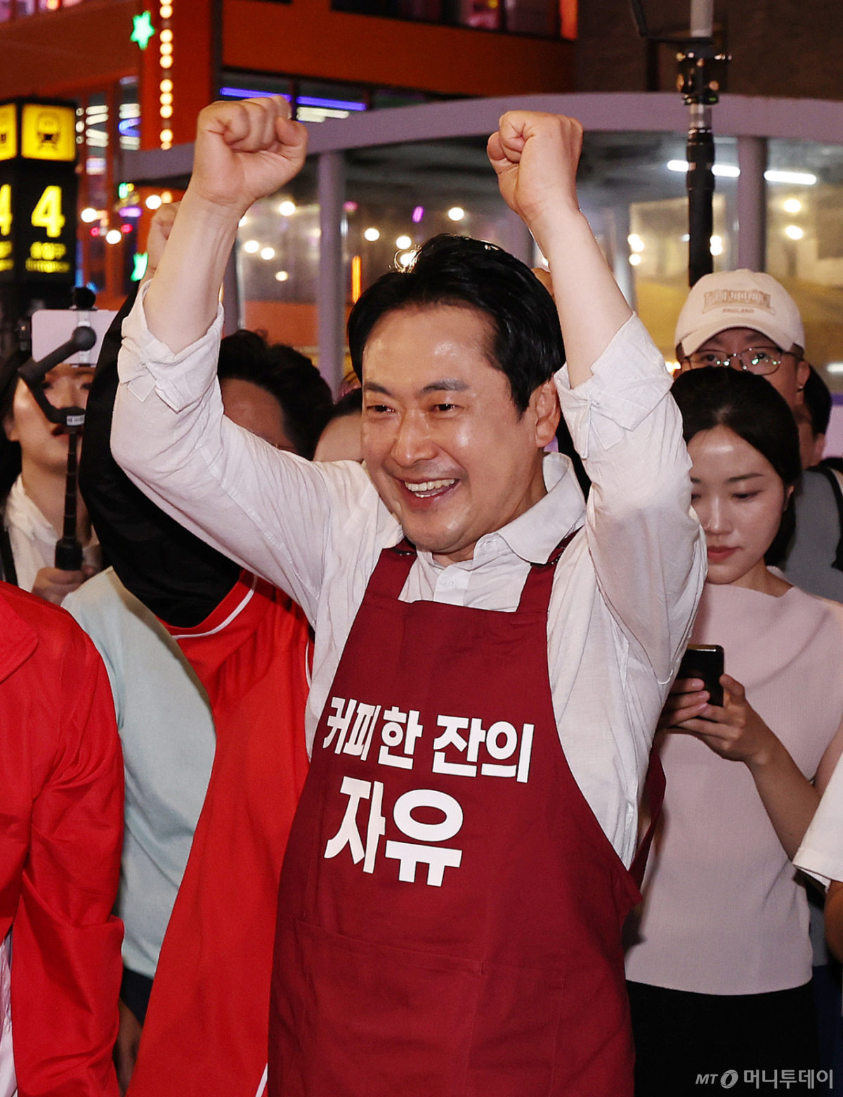 (서울=뉴스1) 구윤성 기자 = 장동혁 국민의힘 대표가 제9회 전국동시지방선거일을 하루 앞둔 2일 서울 종로 일대에서 시민들에게 지지를 호소하고 있다. 2026.6.2/뉴스1  Copyright © 뉴스1. All rights reserved. 무단 전재 및 재배포,  AI학습 이용 금지. /사진=(서울=뉴스1) 구윤성 기자