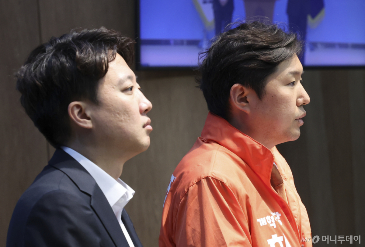 [서울=뉴시스] 김근수 기자 = 전성균(오른쪽) 개혁신당 화성시장 후보가 27일 오전 서울 여의도 국회 소통관에서 열린 더불어민주당 정명근 화성시장 후보자 권력형 부동산 투기 의혹 규탄 및 사퇴 촉구 기자회견에서 규탄 발언을 하고 있다. 왼쪽부터 이준석 개혁신당 대표, 전 개혁신당 화성시장 후보. 2026.05.27. ks@newsis.com /사진=김근수
