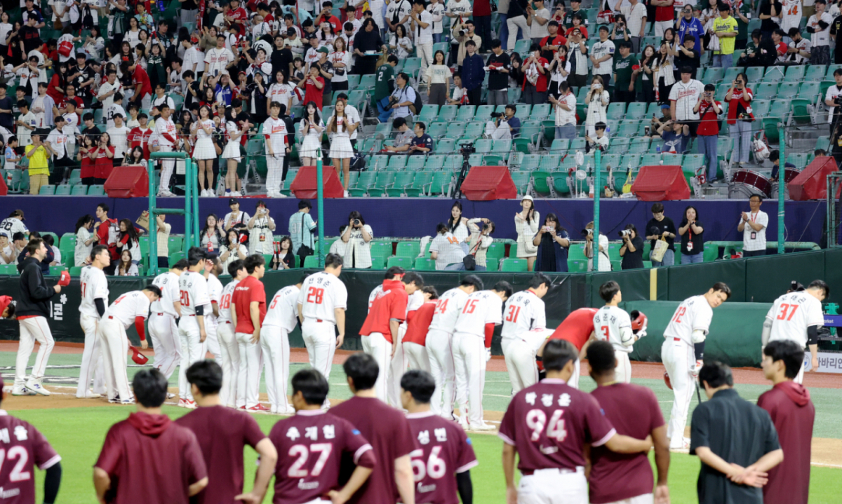 SSG 랜더스 선수들이 2일 인천 SSG랜더스필드에서 열린 키움 히어로즈와 2026 신한 SOL KBO리그 홈경기에서 6-12로 패한 뒤 팬들에게 고개를 숙여 인사하고 있다. /사진=강영조 선임기자
