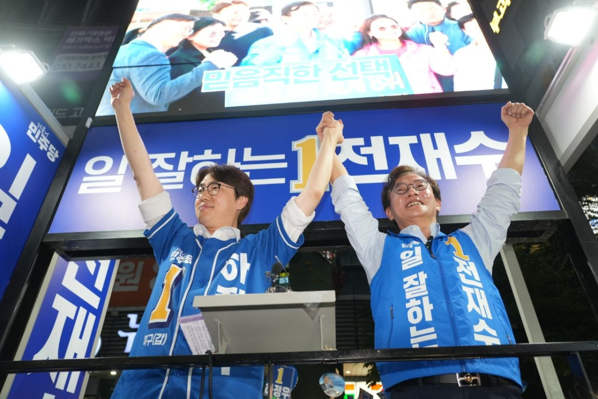 전재수 민주당 부산시장 후보와 하정우 민주당 부산 북구갑 재보궐선거 후보가 2일 합동 유세를 하는 모습. /사진=하정우 SNS 캡처