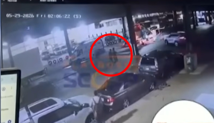 지난달 29일 오전 2시쯤 미국 뉴욕 한 하수도에서 남성 무리가 나오고 있는 모습이 포착됐다. 남성들에게 범죄 혐의점은 없는 것으로 조사됐다. /사진=유튜브 채널 CBS 뉴욕 갈무리