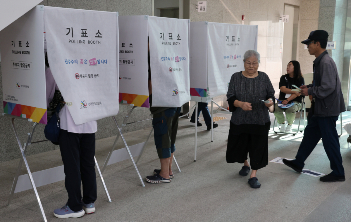 (대전=뉴스1) 김기태 기자 = 제9회 전국동시지방선거날인 3일 대전 동구 중앙동 제2투표소에서 시민들이 투표하고 있다. 2026.6.3/뉴스1 /사진=(대전=뉴스1) 김기태 기자