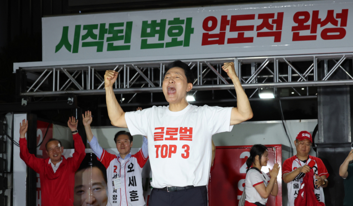 오세훈 국민의힘 서울시장 후보가 2일 서울 서대문구 신촌역 스타광장에서 열린 파이널 유세에서 지지를 호소하고 있다. /사진=뉴스1
