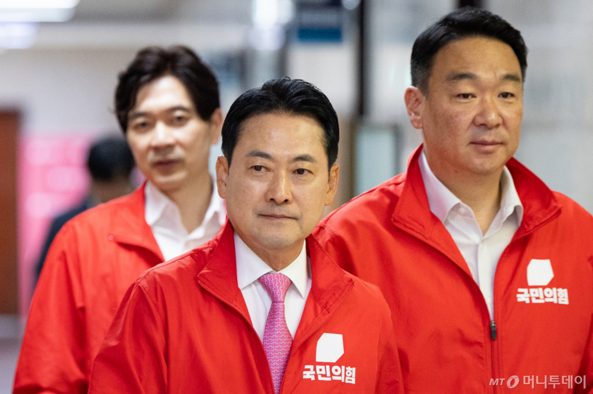 (서울=뉴스1) 유승관 기자 = 장동혁 국민의힘 대표를 비롯한 지도부가 제9회 전국동시지방선거 및 국회의원 재보궐 선거일인 3일 서울 여의도 국회에서 열린 중앙선거대책위원회의에 참석하고 있다. 2026.6.3/뉴스1 Copyright © 뉴스1. All rights reserved. 무단 전재 및 재배포, AI학습 이용 금지. /사진=(서울=뉴스1) 유승관 기자