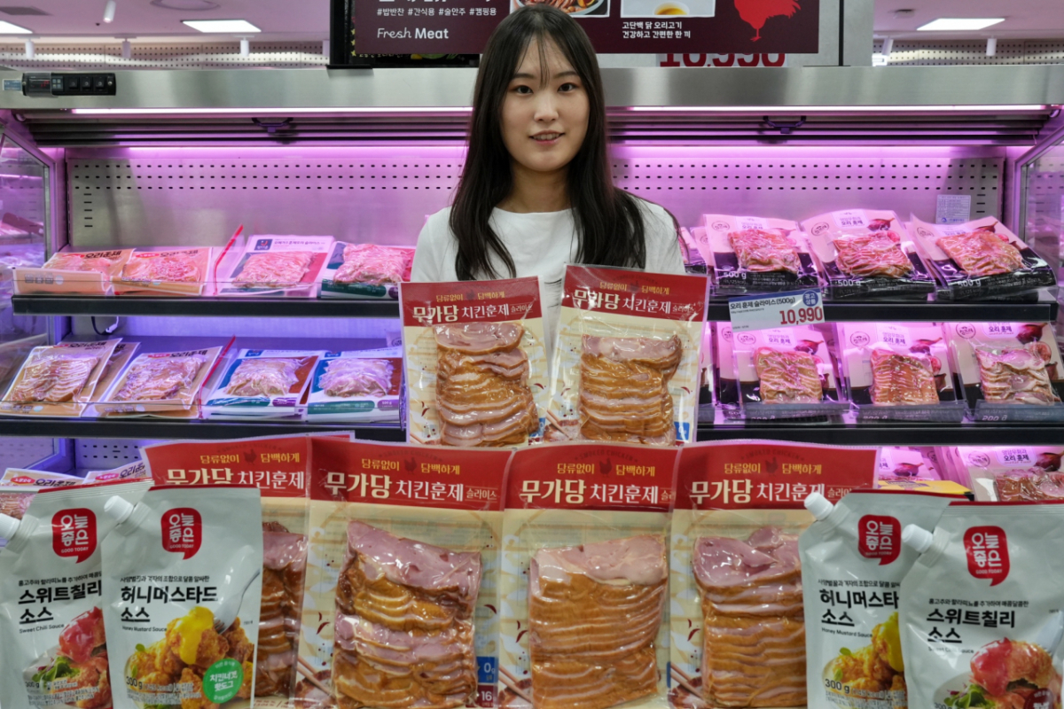 서울시 송파구에 위치한 롯데마트 제타플렉스 잠실점에서 전소은 롯데마트·슈퍼 축산팀 상품기획자(MD)가 '무가당 치킨 훈제 슬라이스'를 홍보하고 있는 모습. /사진제공=롯데마트