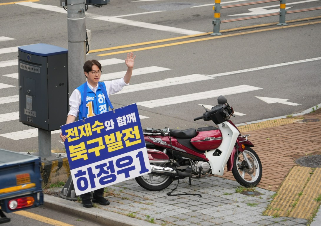 하정우 더불어민주당 부산 북구갑 후보가 시민들과 만나 인사하는 모습. /사진=하정우 SNS 캡처