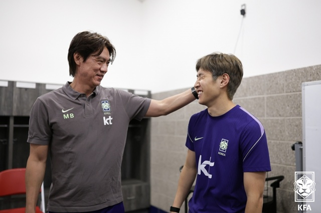 홍명보 감독(왼쪽)과 이강인. /사진=대한축구협회 제공