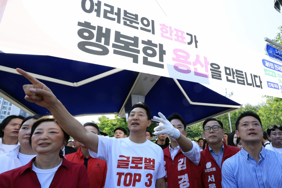 오세훈 국민의힘 서울시장 후보가 지난 2일 오전 서울시 용산구 효창공원역 앞에서 대국민 호소문 발표 후 순회 유세를 위해 이동하며 신호를 기다리고 있다. /사진=뉴스1