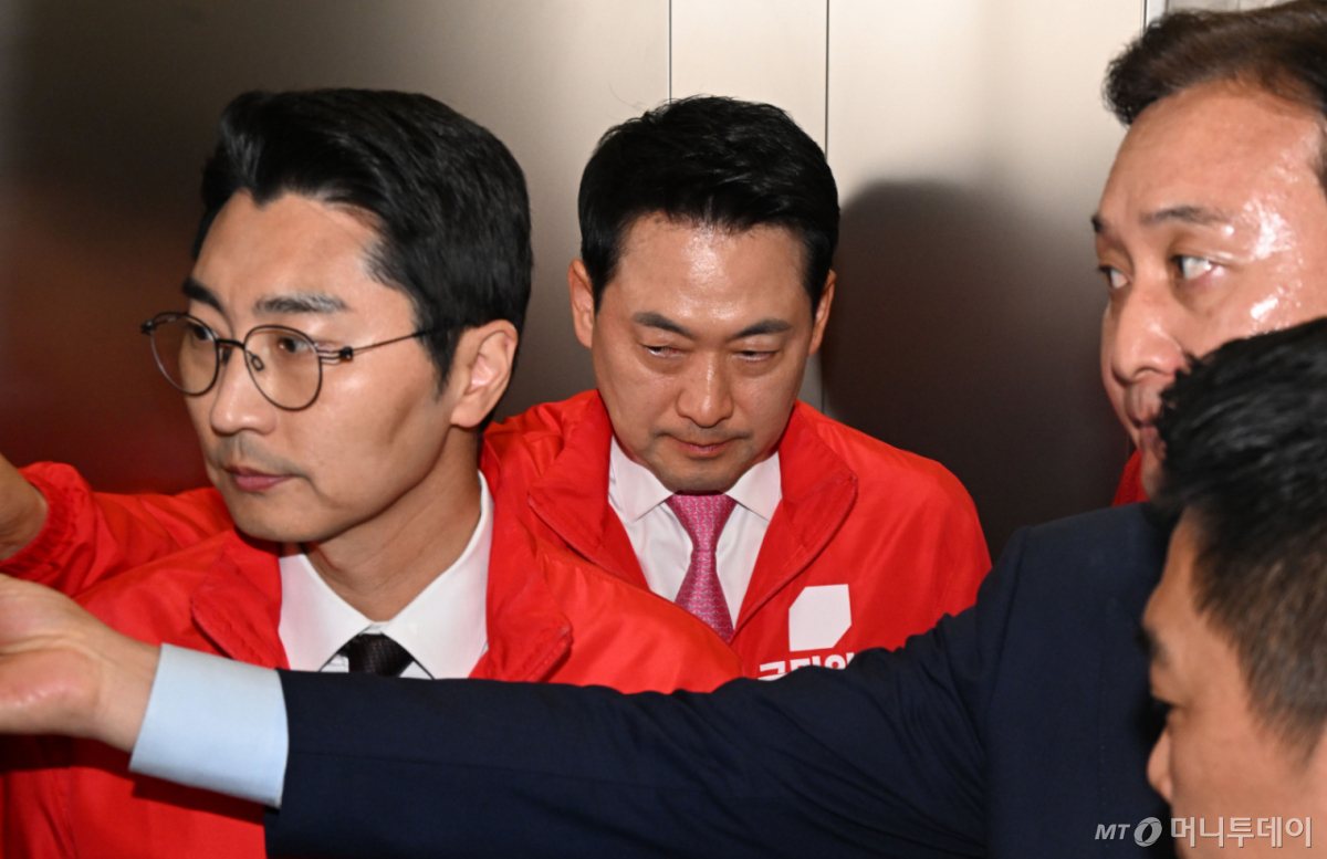(서울=뉴스1) 황기선 기자 = 장동혁 국민의힘 대표가 3일 서울 여의도 국민의힘 중앙당사에 마련된 개표상황실을 나서고 있다. (공동취재)  2026.6.3/뉴스1  Copyright © 뉴스1. All rights reserved. 무단 전재 및 재배포,  AI학습 이용 금지. /사진=(서울=뉴스1) 황기선 기자