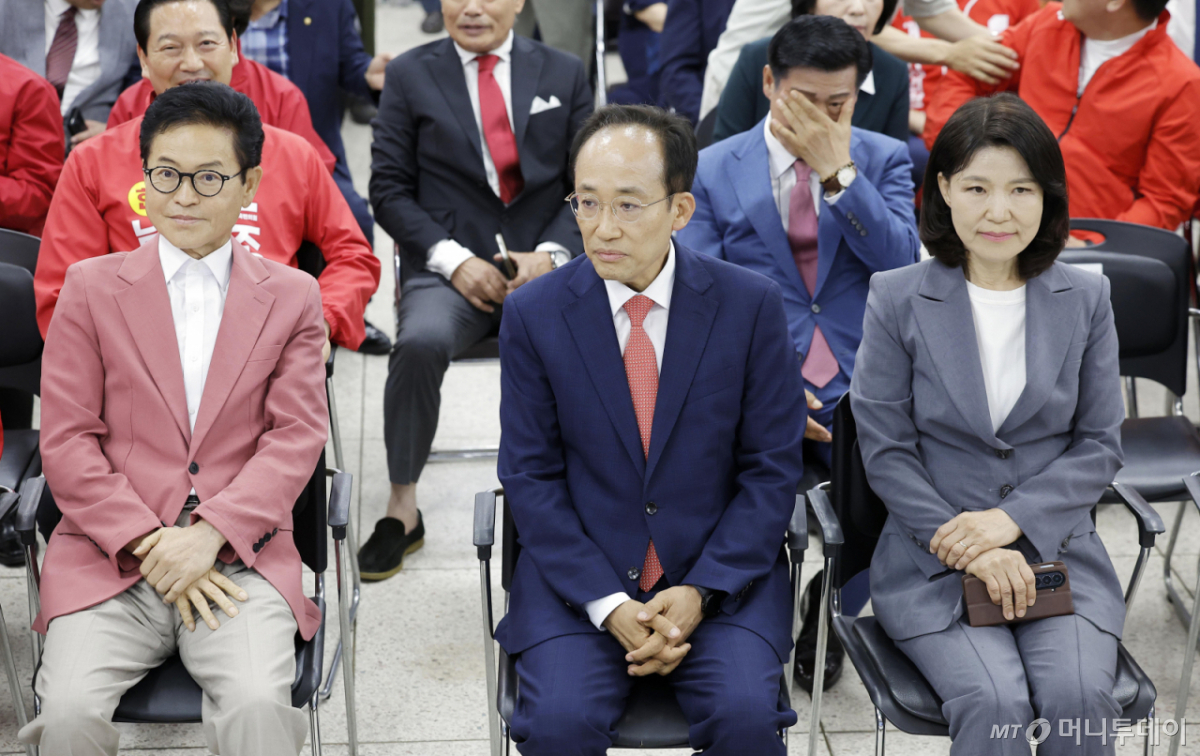 [대구=뉴시스] 정병혁 기자 = 추경호 국민의힘 대구시장 후보가 3일 대구 수성구 국민의힘 대구시광역시당에 마련된 개표상황실에서 이철우 국민의힘 경북도지사 후보, 이진숙 국민의힘 대구 달성군 국회의원 후보 등이 자리에 앉아 있다. 2026.06.03. jhope@newsis.com /사진=정병혁