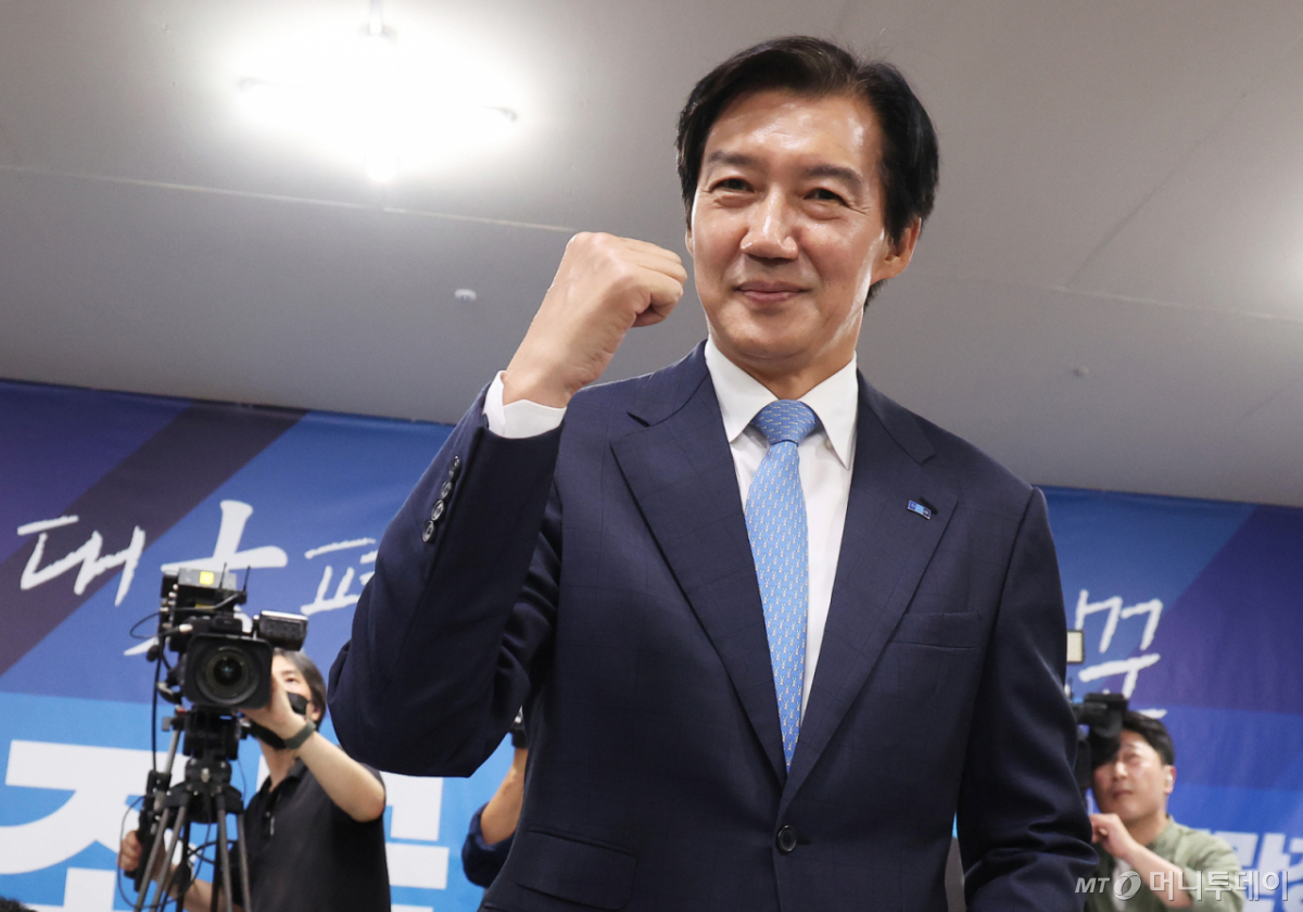  경기 평택을 국회의원 재선거에 출마한 조국혁신당 조국 후보가 3일 경기도 평택시 선거사무소에서 지지자들에게 인사하고 있다. /사진=뉴시스