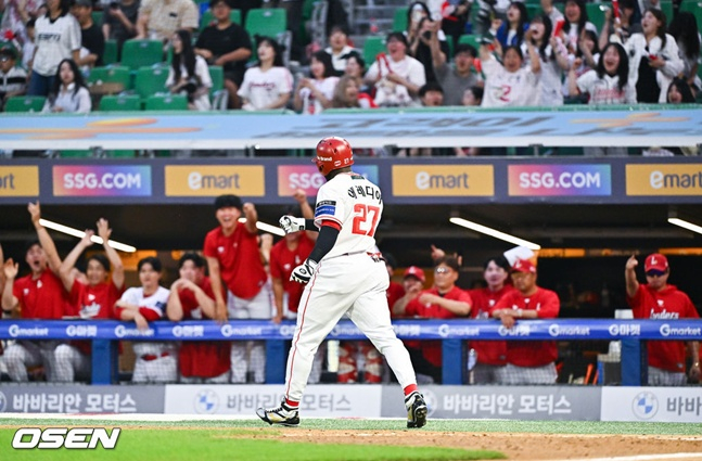 SSG 랜더스 에레디아가 3일 인천 SSG랜더스필드에서 열린 2026 신한 SOL KBO리그 홈경기에서 8회말 동점 투런 홈런을 날리고 기뻐하고 있다.