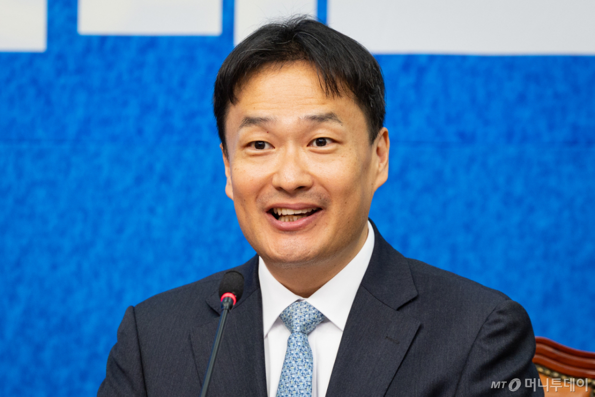 (서울=뉴스1) 유승관 기자 = 김영빈 변호사가 8일 서울 여의도 국회에서 열린 더불어민주당 제4차 인재영입식에서 인사말을 하고 있다.   김영빈 변호사는 6.3 지방선거 박수현 충청남도지사 후보의 지역구인 충남 공주·부여·청양 보궐선거 공천이 유력하다. 2026.5.8/뉴스1  Copyright © 뉴스1. All rights reserved. 무단 전재 및 재배포,  AI학습 이용 금지. /사진=(서울=뉴스1) 유승관 기자
