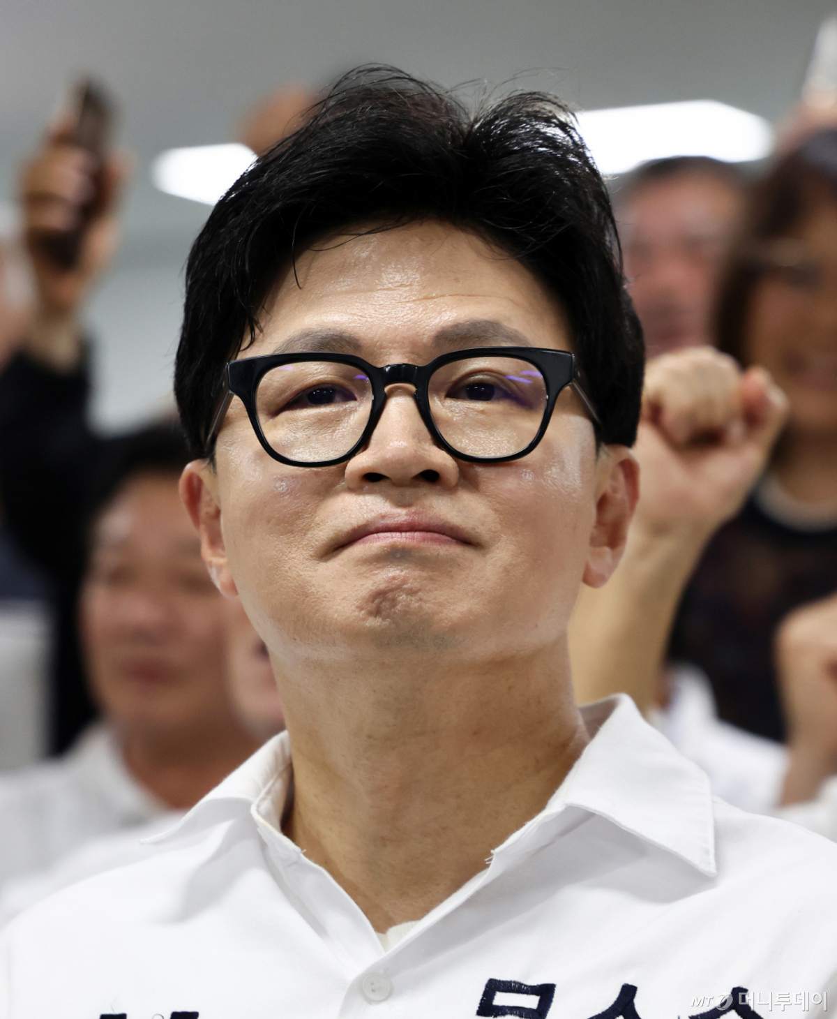 (부산=뉴스1) 최지환 기자 = 한동훈 무소속 부산 북구갑 국회의원 후보가 3일 오후 부산 북구 선거사무소에서 출구조사 결과 발표를 지켜보고 있다. 2026.6.3/뉴스1 Copyright © 뉴스1. All rights reserved. 무단 전재 및 재배포, AI학습 이용 금지. /사진=(부산=뉴스1) 최지환 기자