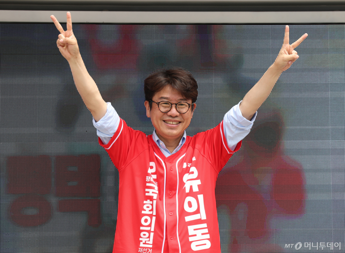 (평택=뉴스1) 김영운 기자 = 유의동 국민의힘 경기 팽택시을 국회의원 후보가 1일 경기 평택시 안중읍 안중시장을 찾아 시민들에게 지지를 호소하고 있다. 2026.6.1/뉴스1 Copyright © 뉴스1. All rights reserved. 무단 전재 및 재배포, AI학습 이용 금지. /사진=(평택=뉴스1) 김영운 기자