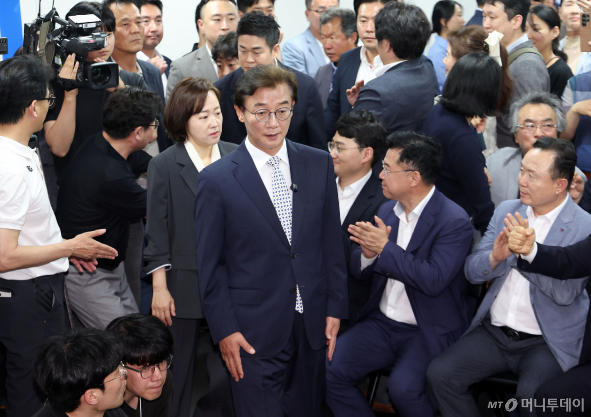 (부산=뉴스1) 윤일지 기자 = 전재수 더불어민주당 부산시장 후보와 배우자 최혜진 씨가 4일 새벽 부산 부산진구 선거사무소로 들어서고 있다. (공동취재) 2026.6.4/뉴스1 Copyright © 뉴스1. All rights reserved. 무단 전재 및 재배포, AI학습 이용 금지. /사진=(부산=뉴스1) 윤일지 기자